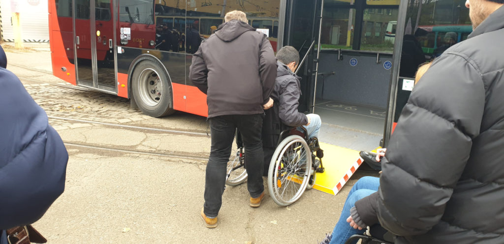 Vodiči si vyskúšali, ako nastúpiť do spoja na invalidnom vozíčku.
