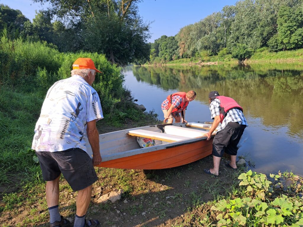 Naši členovia sa nadchli pre splav rieky Morava, ktorá je veľmi pokojná, prístupná na vodnú turistiku aj pre ľudí bez vodáckych skúseností, dokonca pre deti a seniorov