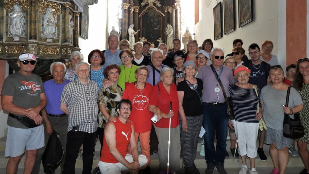 Na spoločnej fotografii sú účastníci poznávacieho zájazdu v kostole sv. Petra z Alcantery v Okoličnom