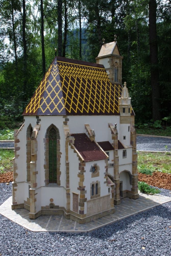 Fotografia modelu Kaplnky sv. Michala, ktorá je vyrobená z autentických stavebných materiálov a umiestnená v prírodnom areáli MINISLOVENSKO.