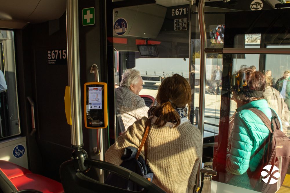 Na obrázku je nevidiaci muž, ktorý sedí na mieste vodiča autobusu. 