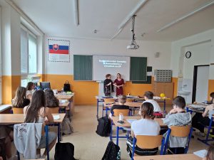 Skupina žiakov sleduje sprievodcovské techniky, ktoré prezentujú Miška Serafín a Eliška Fričovská 