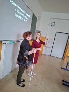 Prezentovanie správnej techniky pri sprievode cez prechod pre chodcov. 